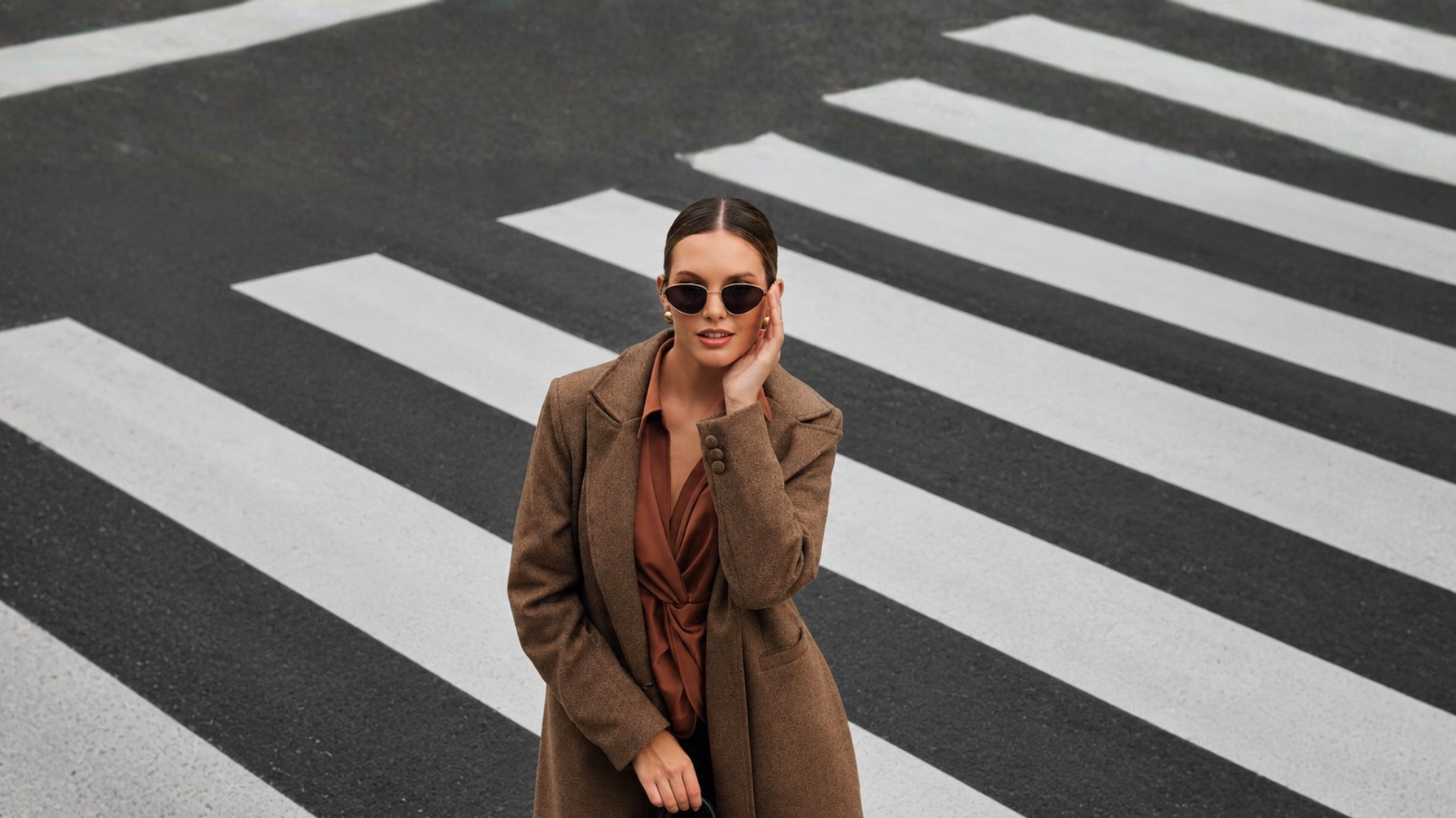Cuando el clima cambia, la moda se adapta: The Line, la nueva atemporalidad en la moda.